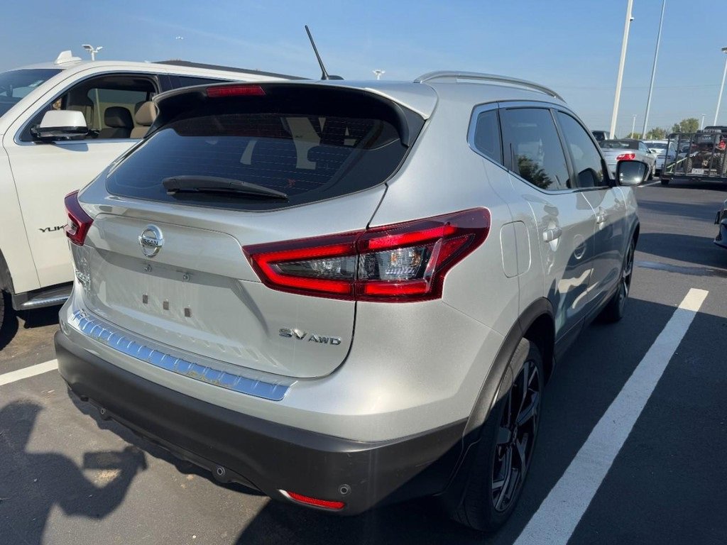 Used 2022 Nissan Rogue Sport SV image 2