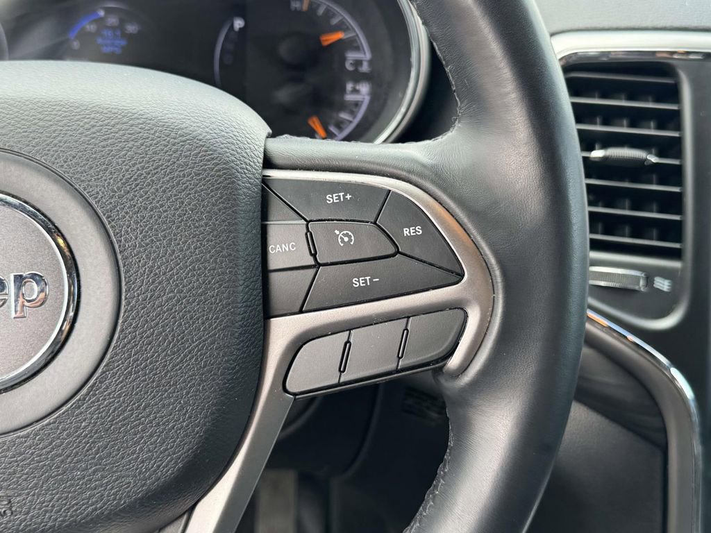 Used 2020 Jeep Grand Cherokee Laredo AWD/4WD image 22