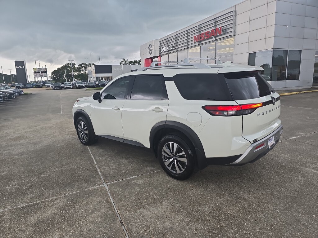 Used 2024 Nissan Pathfinder SL FWD image 4
