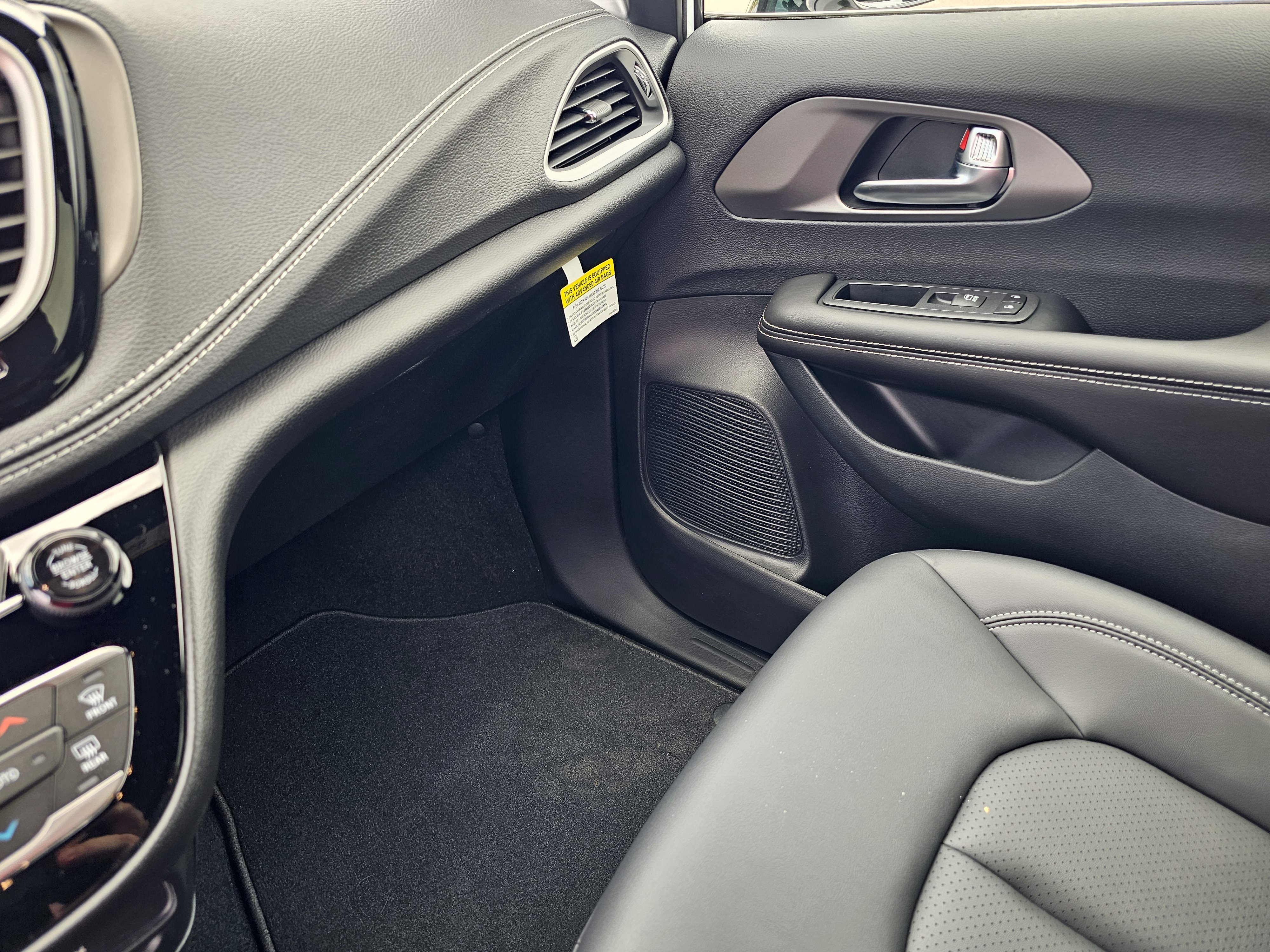 New 2027 Chrysler Pacifica Select FWD image 26