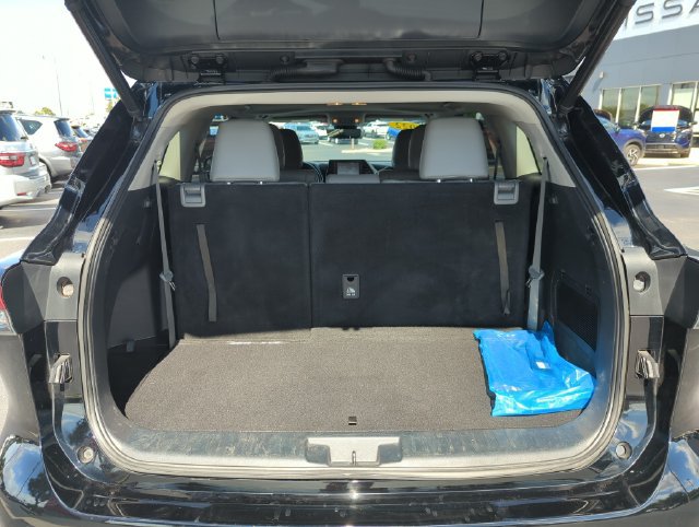 Used 2022 Toyota Highlander XLE FWD image 19