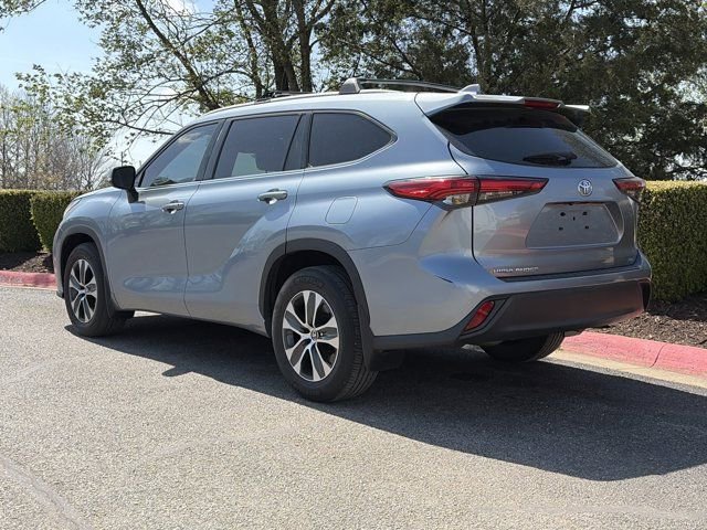 Used 2022 Toyota Highlander XLE image 9