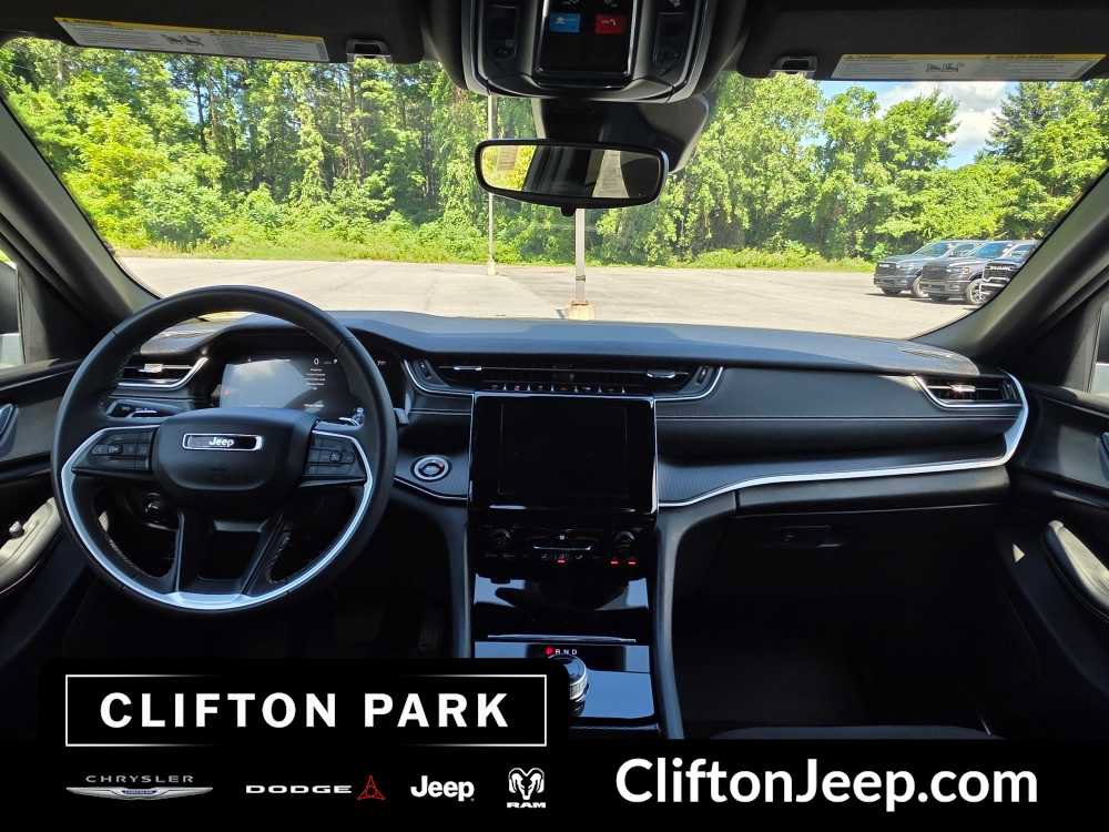 Used 2024 Jeep Grand Cherokee Laredo AWD/4WD image 20