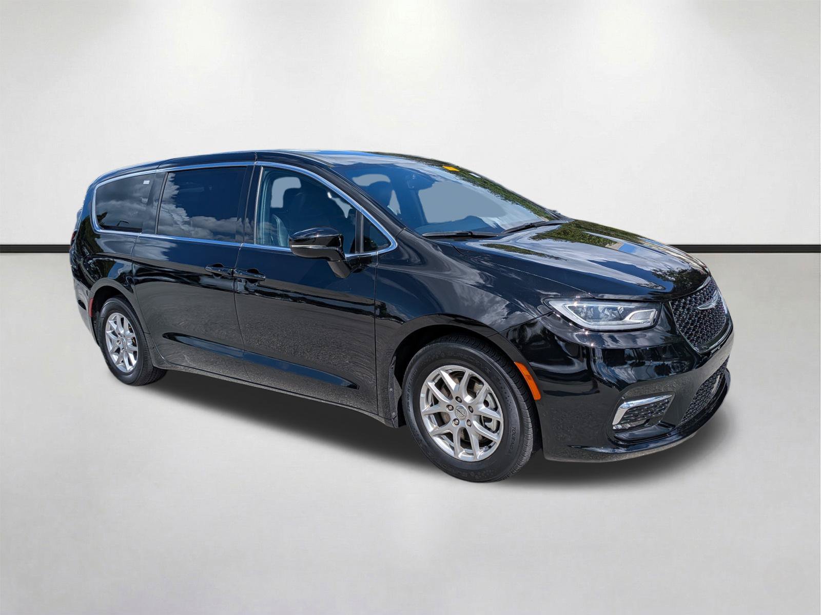 Used 2025 Chrysler Pacifica Select