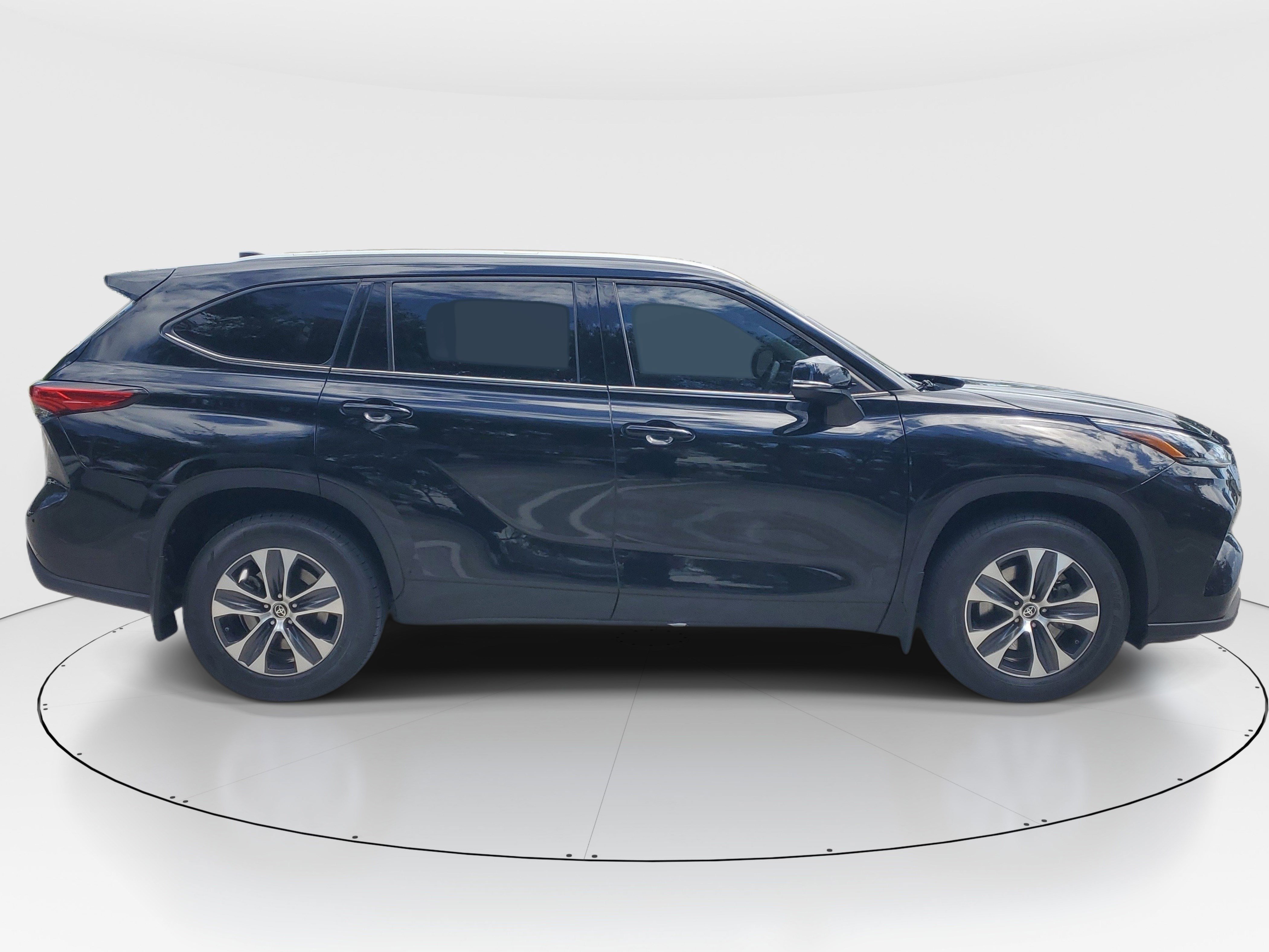 Used 2022 Toyota Highlander XLE AWD/4WD image 2