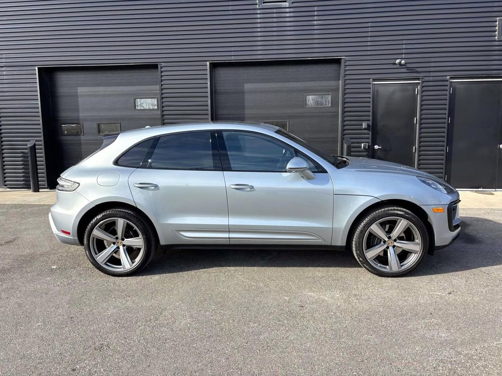 Certified 2024 Porsche Macan image 11
