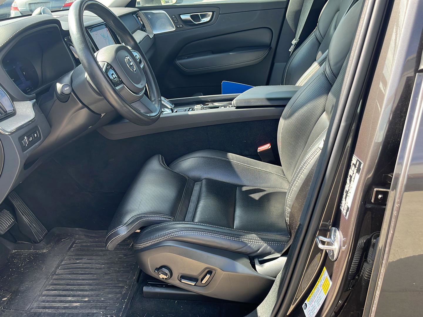 Used 2022 Volvo XC60 T8 Inscription w/ Advanced Package image 11