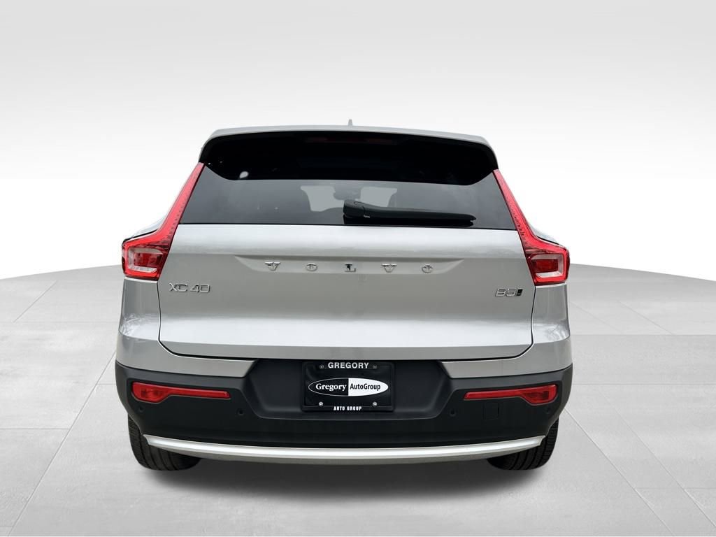 Used 2025 Volvo XC40 B5 Core image 8