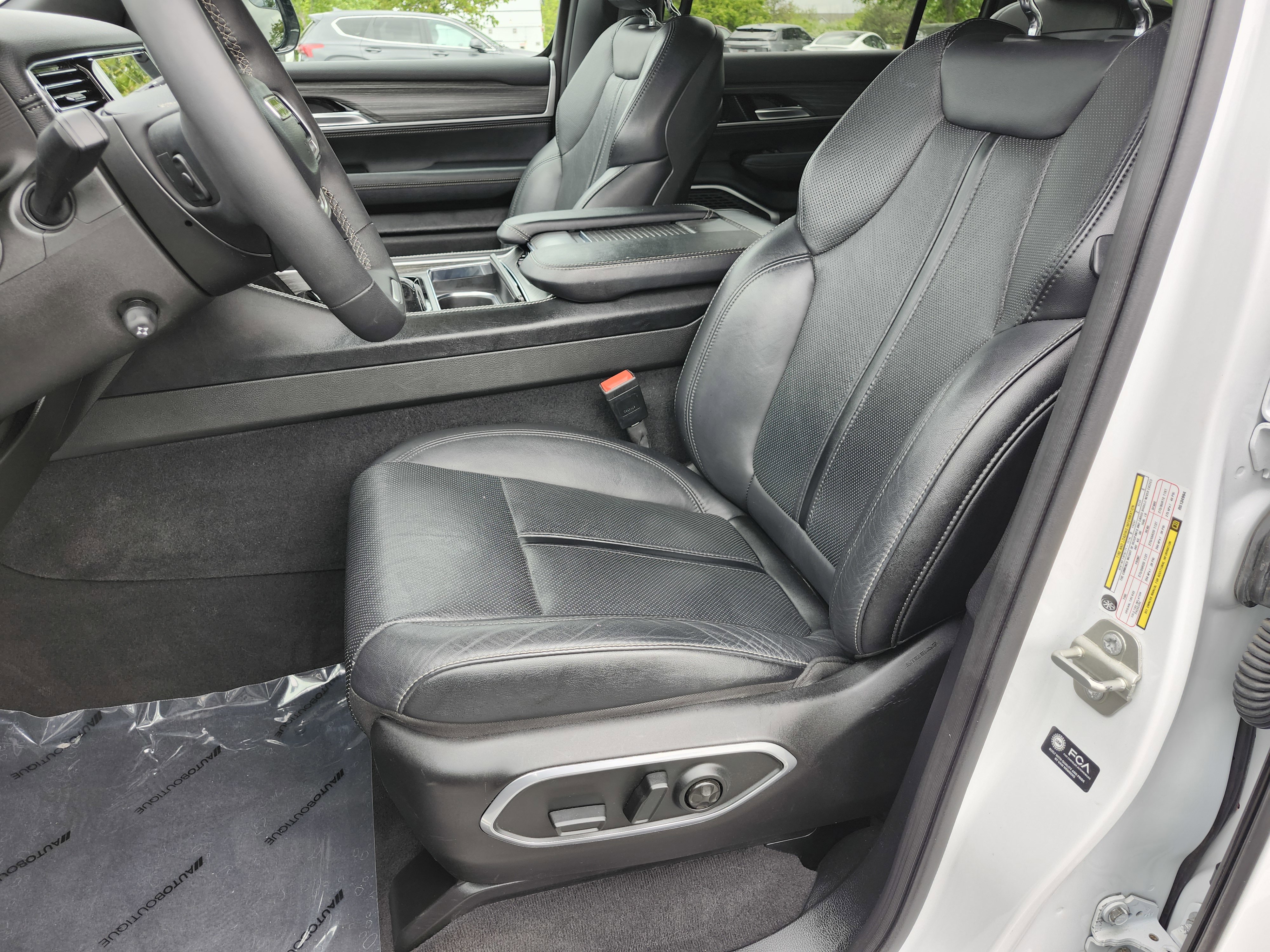 Used 2024 Jeep Wagoneer L Series II RWD image 26