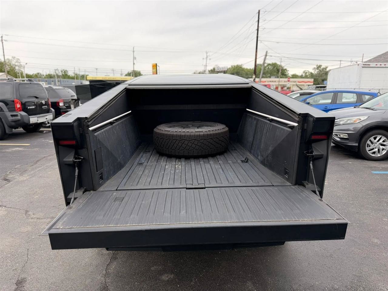 Used 2024 Tesla Cybertruck AWD Crew Cab image 31