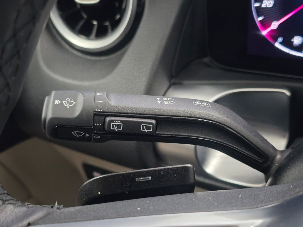 Used 2025 Mercedes-Benz GLB 250 4MATIC image 37