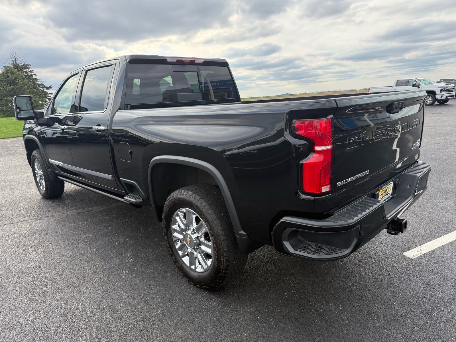 Used 2024 Chevrolet Silverado 2500 High Country w/ High Country Premium Package AWD/4WD image 3