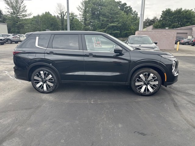 New 2025 Mitsubishi Outlander AWD image 3