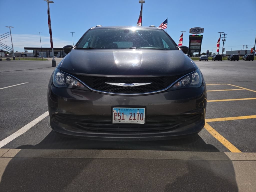 Used 2018 Chrysler Pacifica Touring w/ Tire & Wheel Group FWD image 2