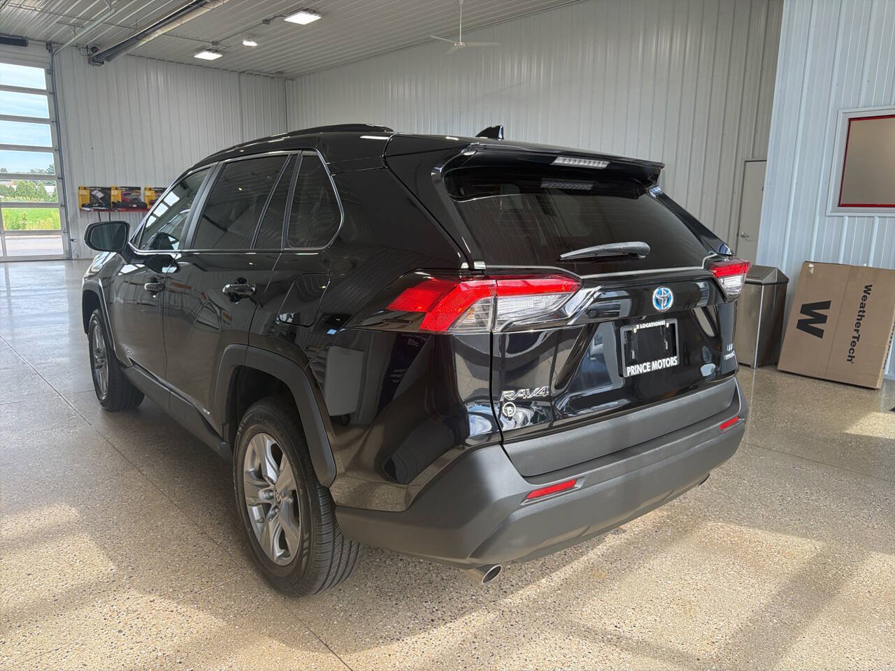 Used 2023 Toyota RAV4 LE AWD/4WD image 3