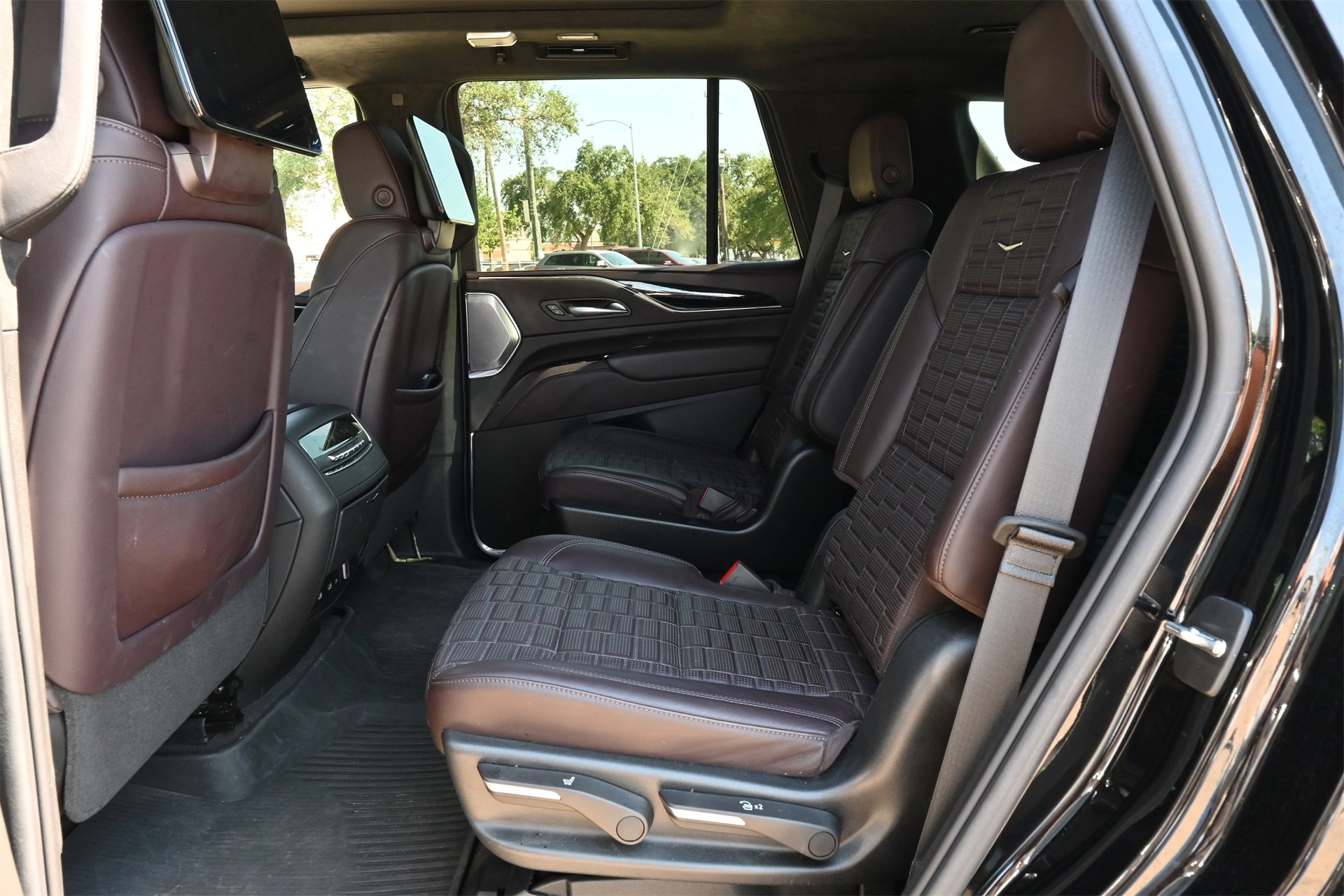 Used 2023 Cadillac Escalade Sport Platinum w/ LPO, ONYX Package image 18