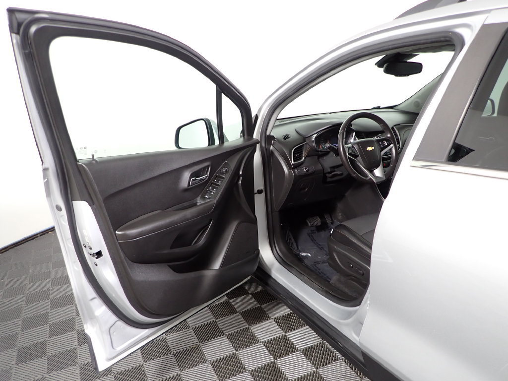 Used 2019 Chevrolet Trax LT w/ LT Convenience Package FWD image 14