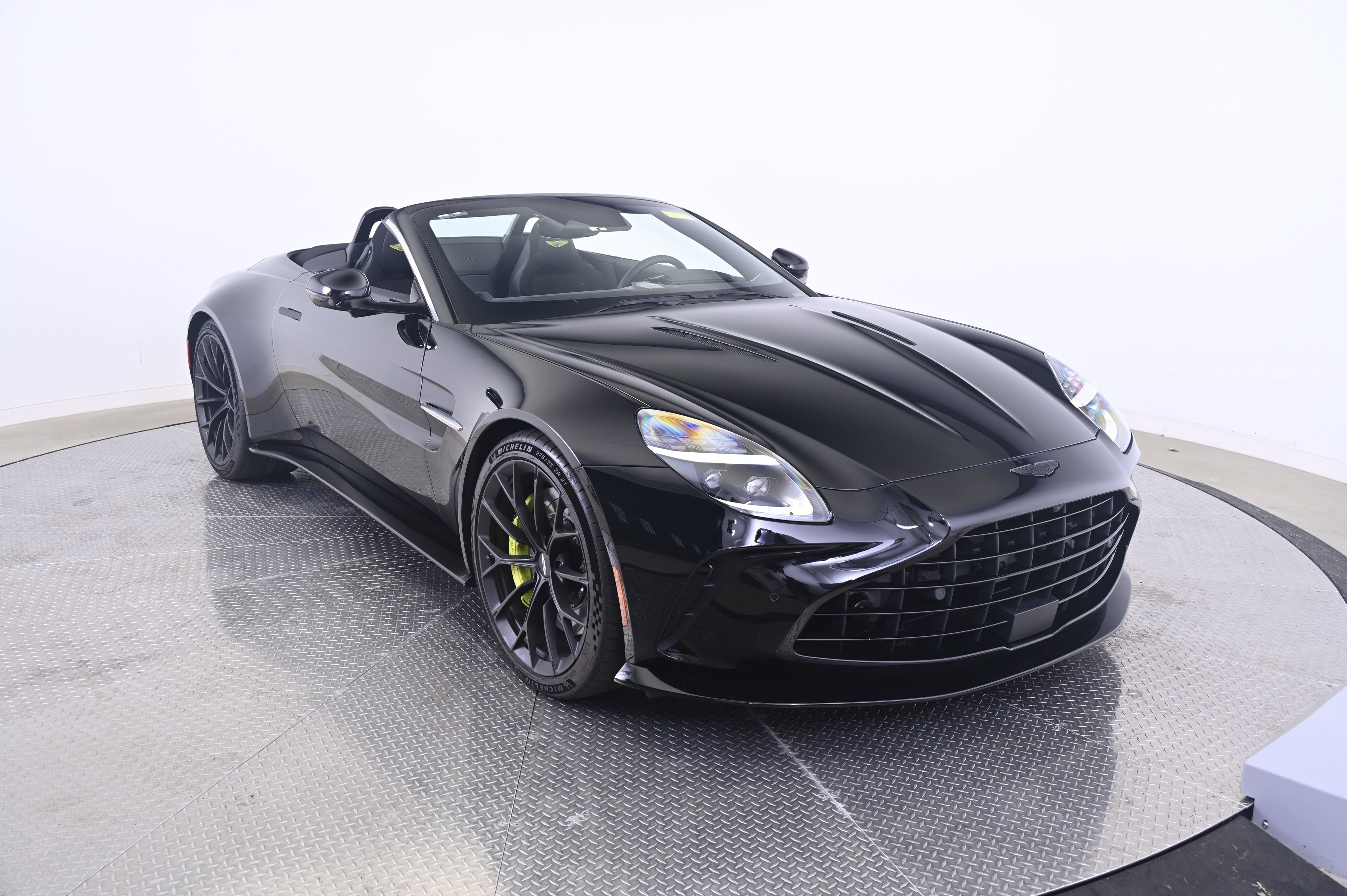 Used 2026 Aston Martin V8 Vantage Coupe RWD image 9