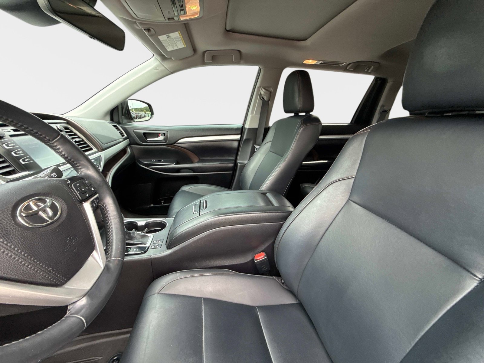 Used 2019 Toyota Highlander XLE AWD/4WD image 24