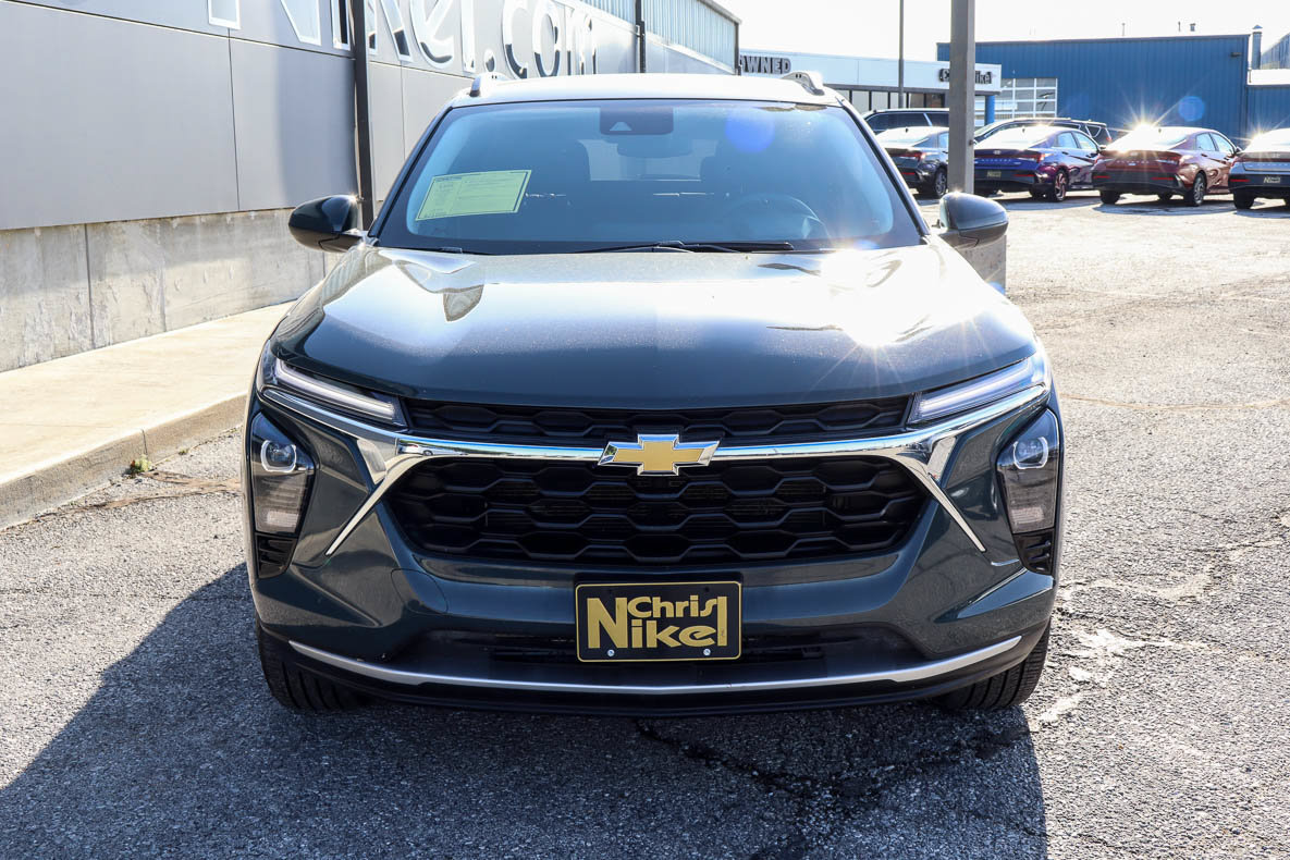 Used 2025 Chevrolet Trax LT FWD image 2