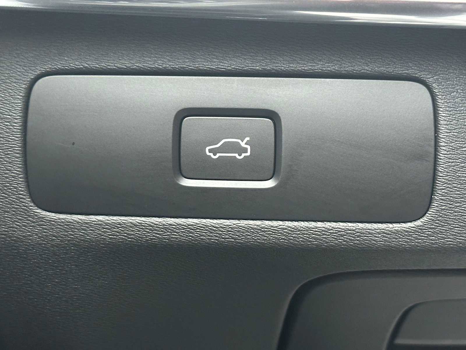 Used 2025 Volvo XC90 B6 Ultra w/ Protection Package Premier image 33