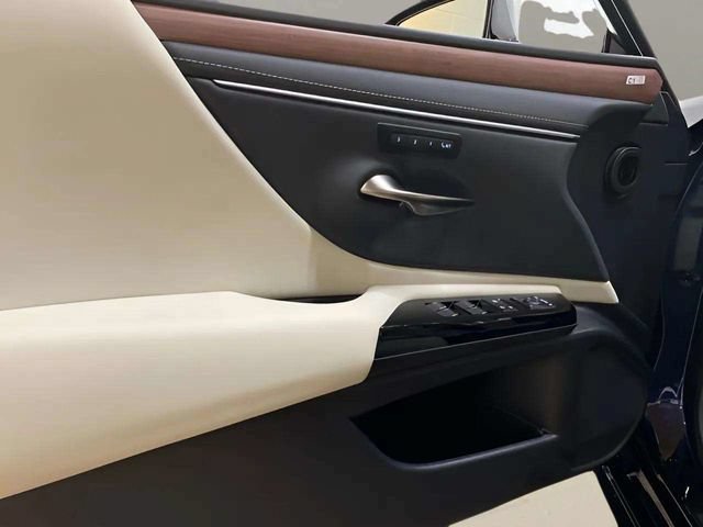 Used 2025 Lexus ES 350 w/ Premium Package FWD image 28