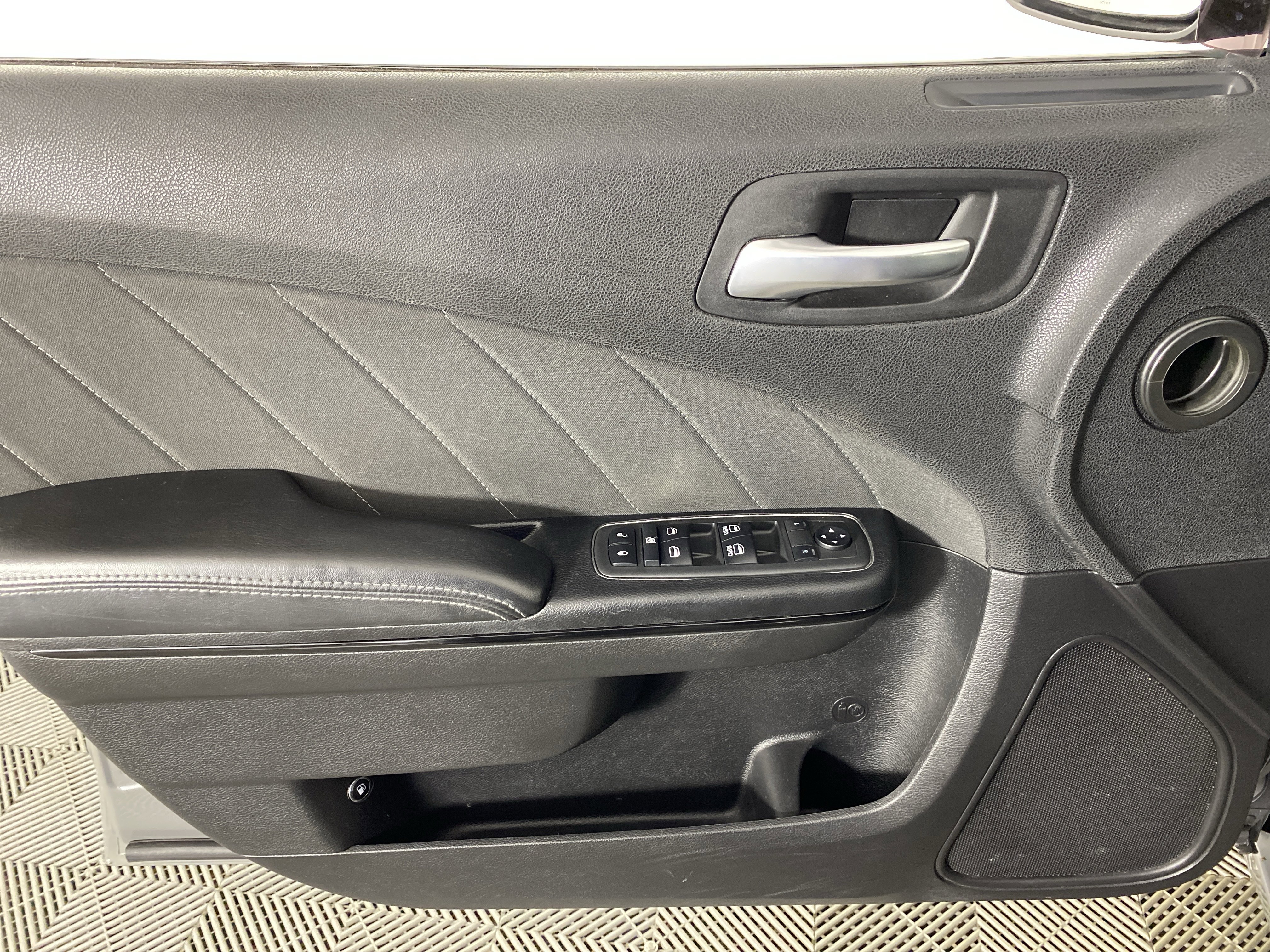 Used 2019 Dodge Charger SXT w/ Blacktop Package image 14