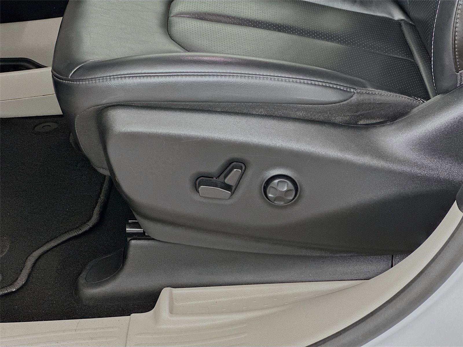 Used 2023 Chrysler Pacifica Touring-L image 21