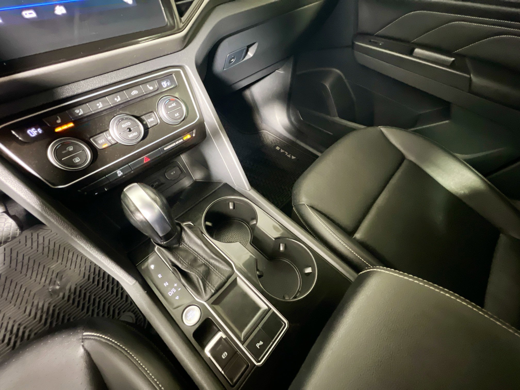 Used 2020 Volkswagen Atlas Cross Sport SEL image 26