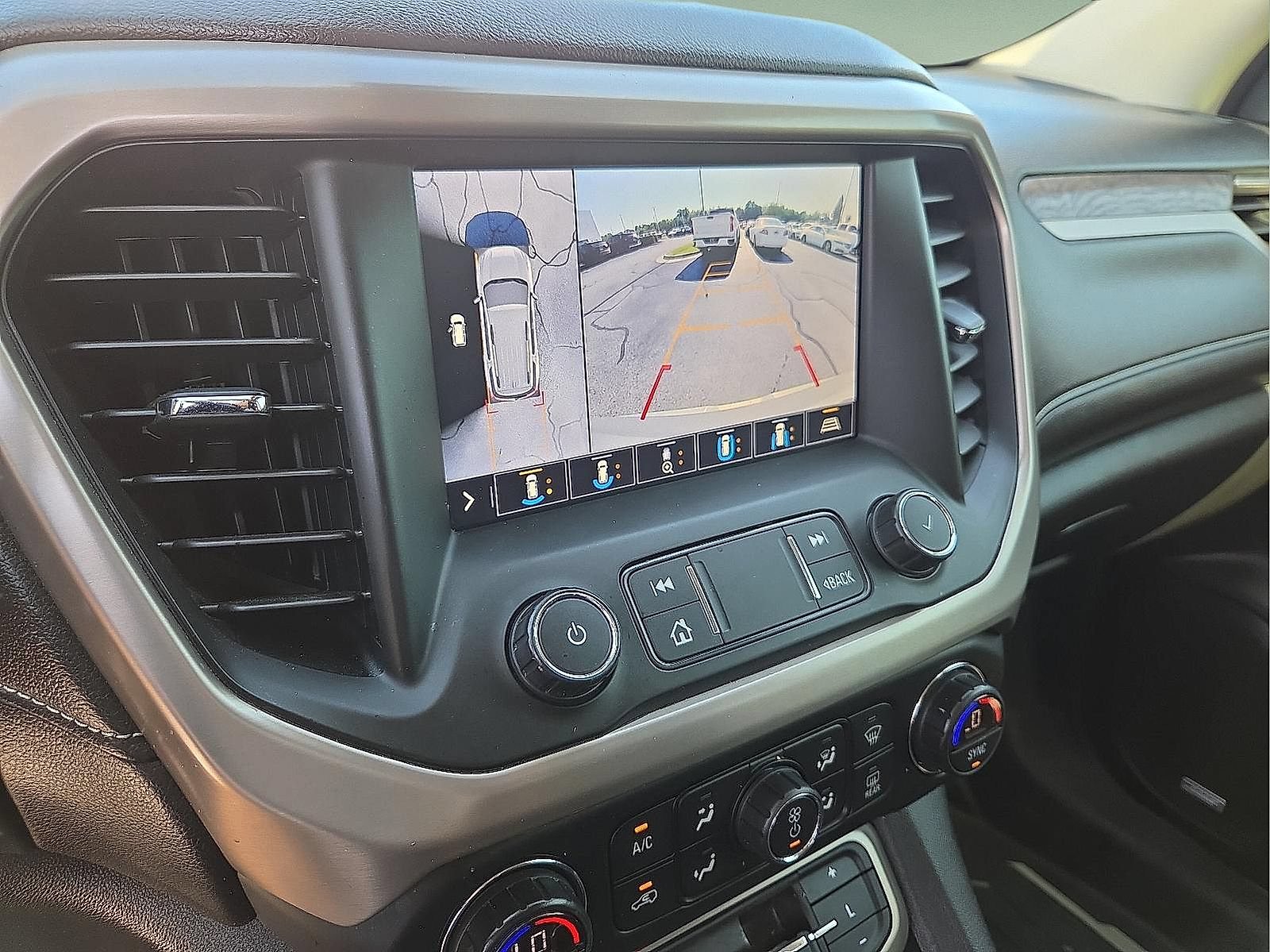 Used 2020 GMC Acadia Denali w/ Technology Package FWD image 8
