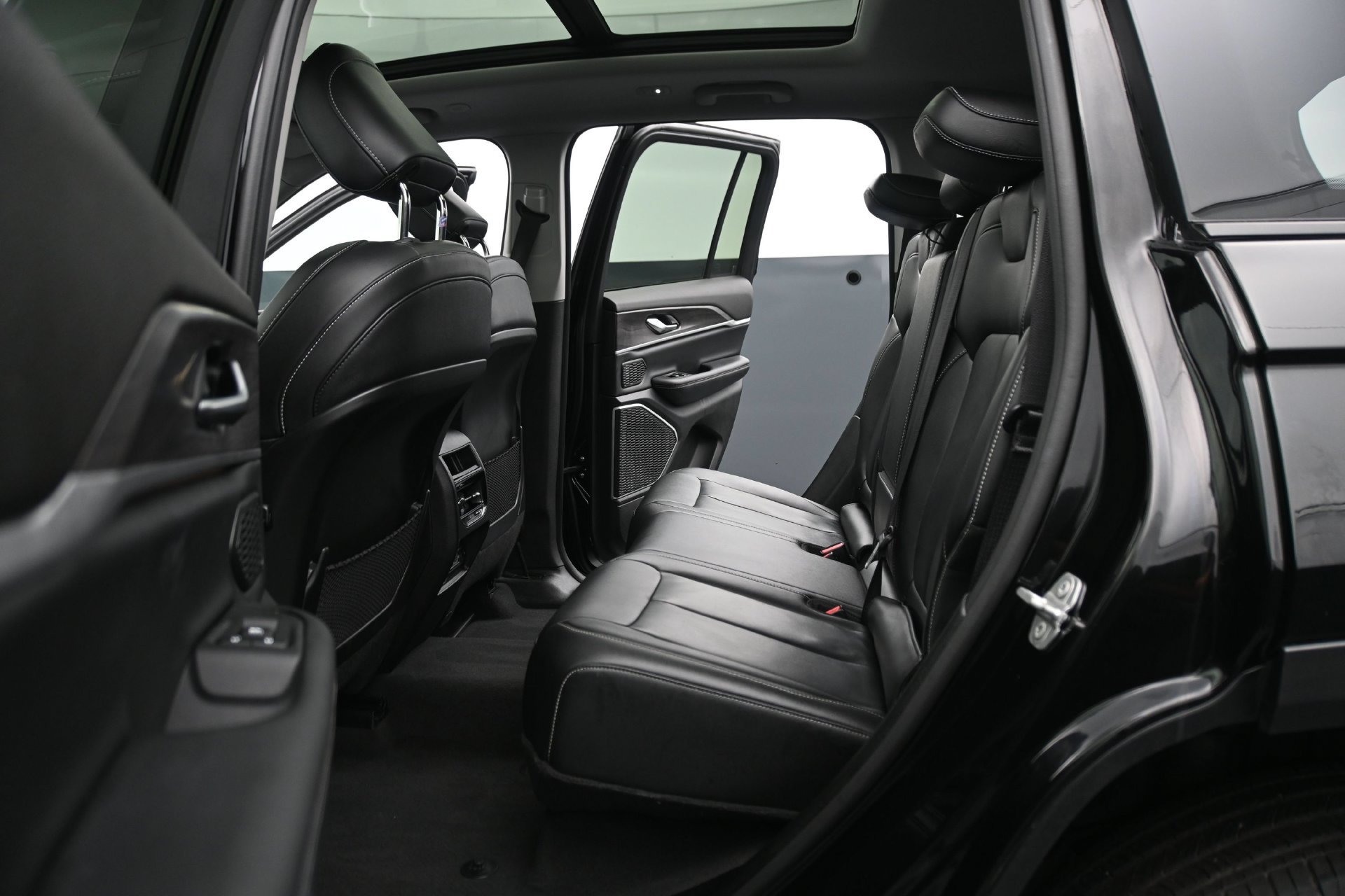 Used 2022 Jeep Grand Cherokee Limited AWD/4WD image 17