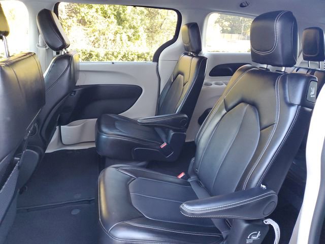 Used 2024 Chrysler Pacifica Touring-L image 10