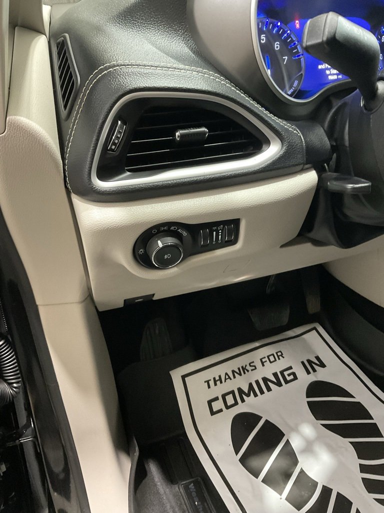 Used 2022 Chrysler Pacifica Touring-L w/ Uconnect Theater Family Group image 8