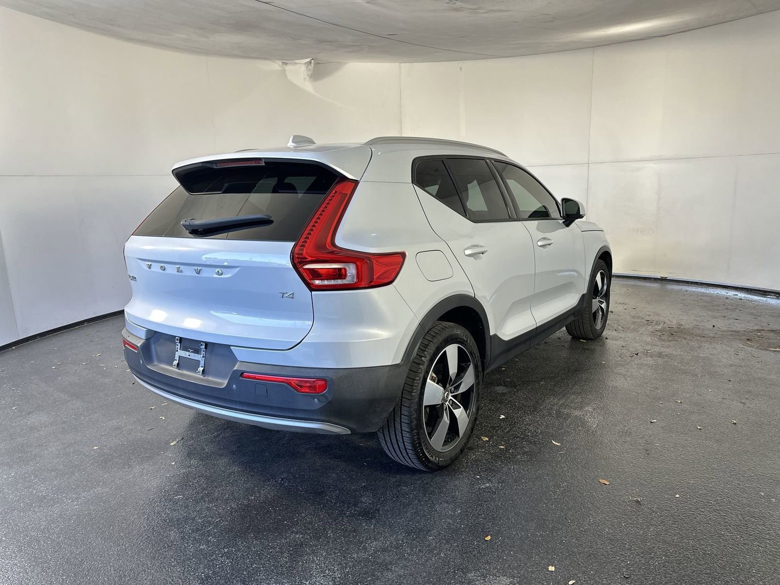 Used 2021 Volvo XC40 T4 Momentum w/ Protection Package Premier image 11