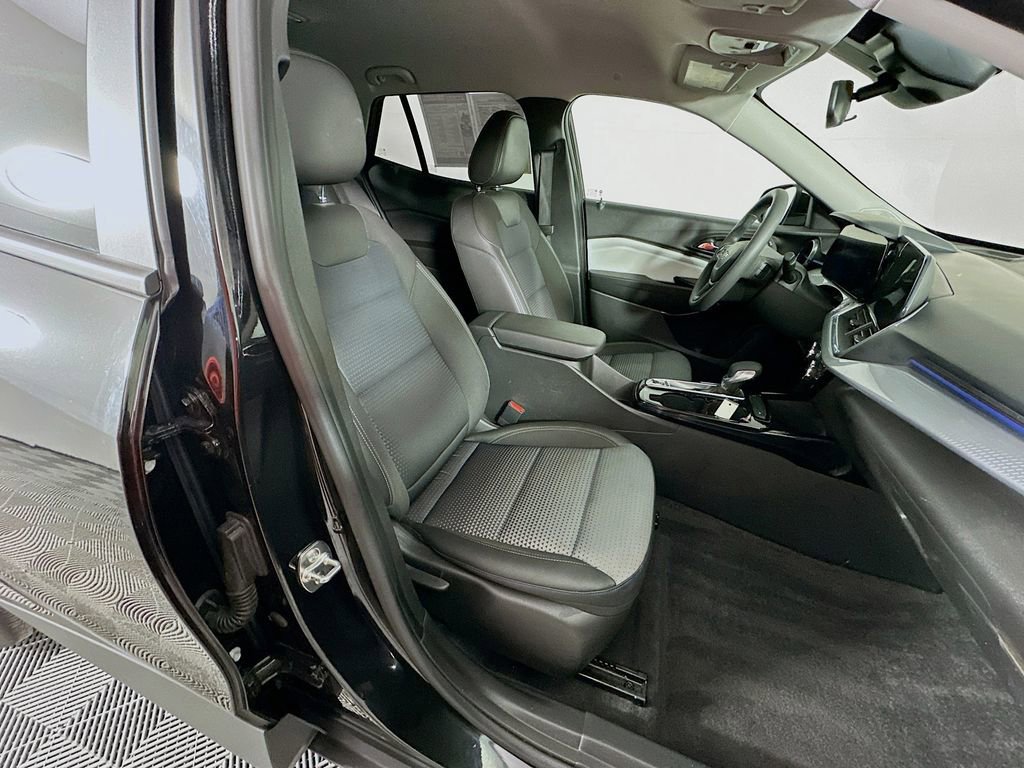 Used 2025 Chevrolet Trax LT image 34