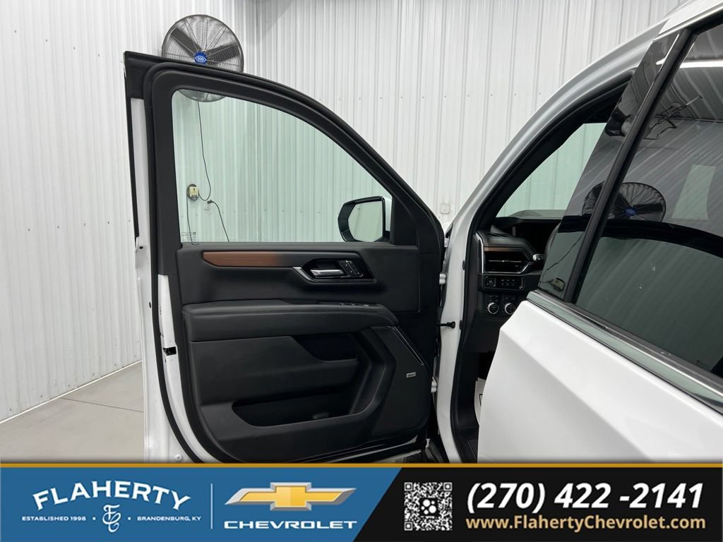 Used 2025 GMC Yukon XL Denali AWD/4WD image 8