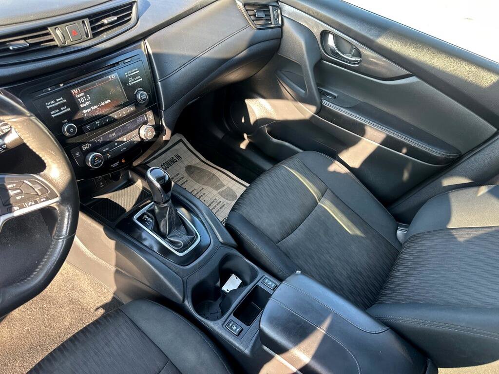 Used 2017 Nissan Rogue SV image 15