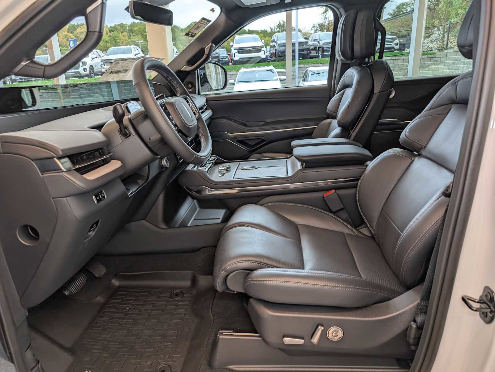 New 2025 Lincoln Navigator Reserve w/ Jet Appearance Package image 4