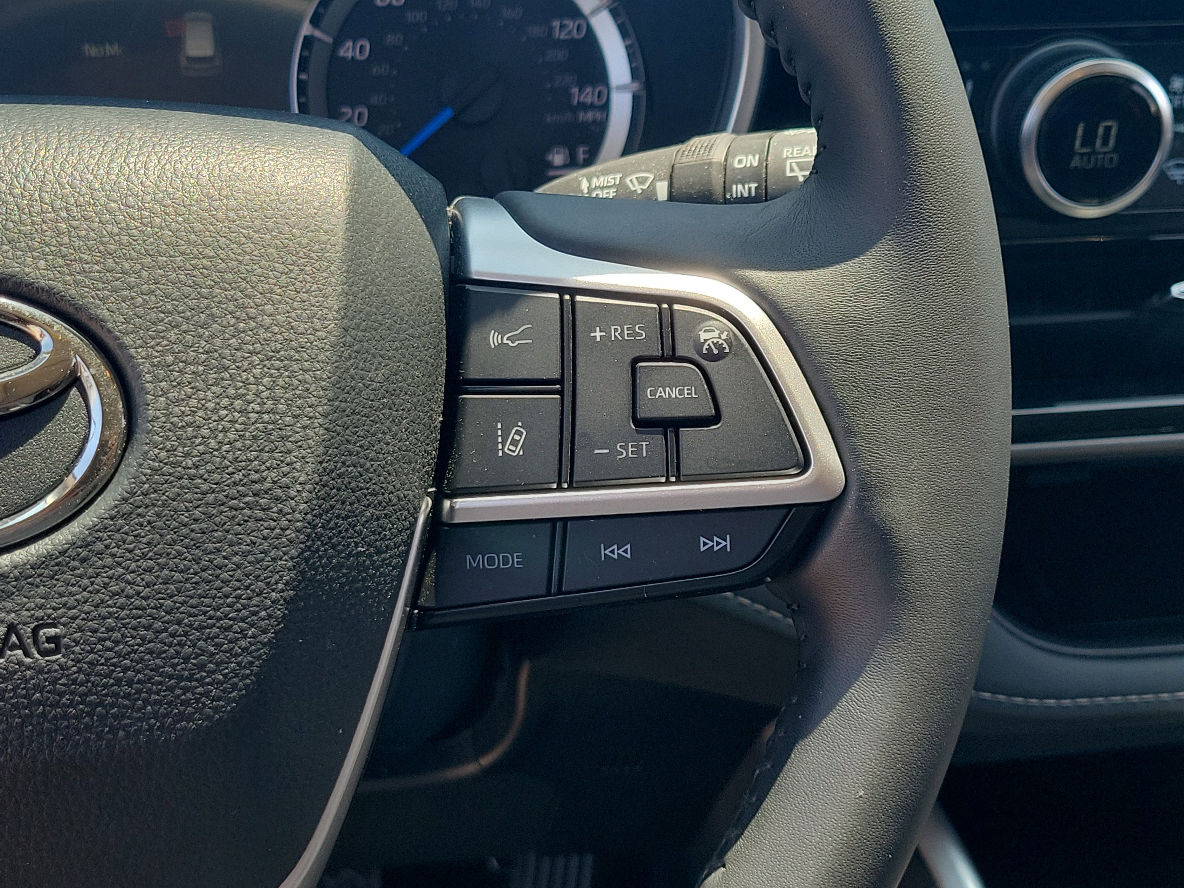 Used 2025 Toyota Highlander XLE AWD/4WD image 24