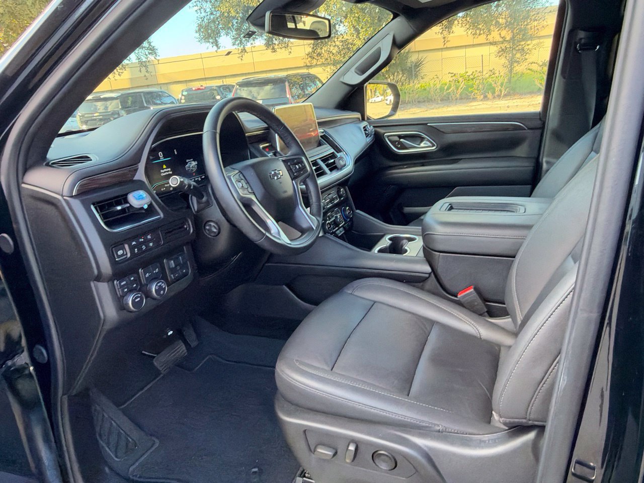 Used 2024 Chevrolet Suburban Z71 w/ Luxury Package AWD/4WD image 10