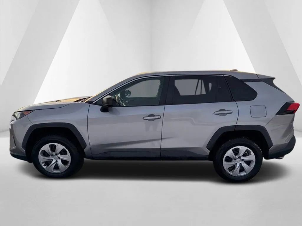 Used 2022 Toyota RAV4 LE FWD image 4