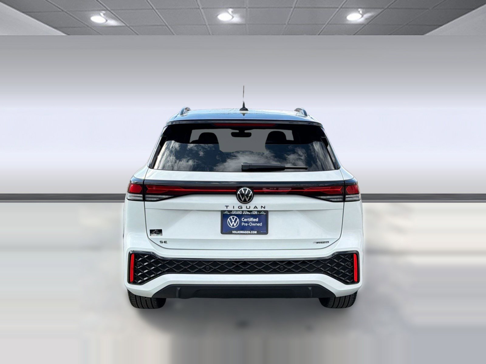 Used 2025 Volkswagen Tiguan SE R-Line image 10