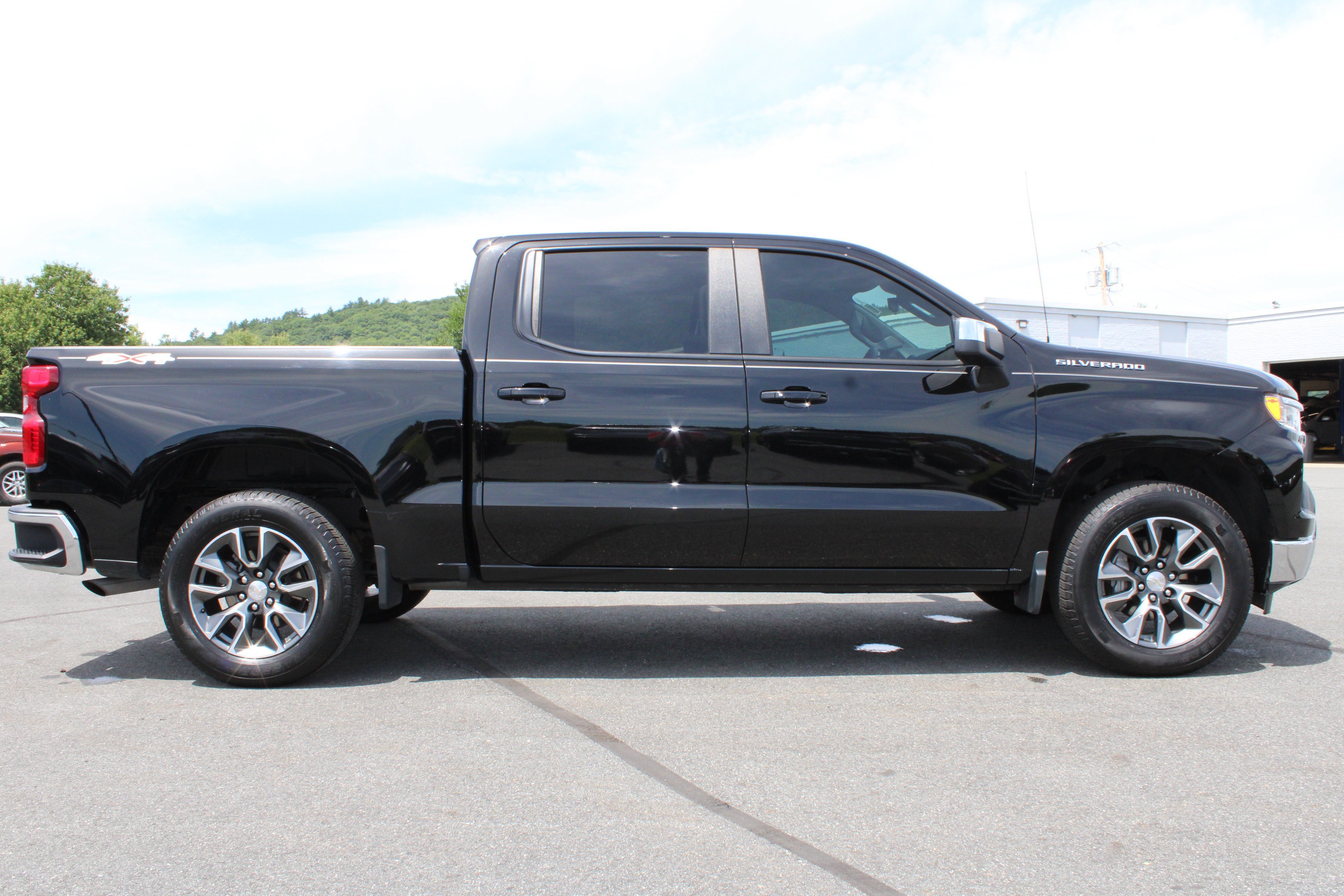 Used 2023 Chevrolet Silverado 1500 LT AWD/4WD image 6