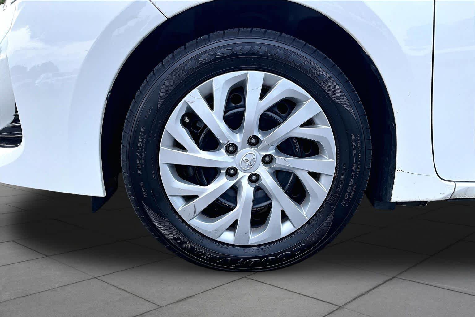 Used 2018 Toyota Corolla LE FWD image 11