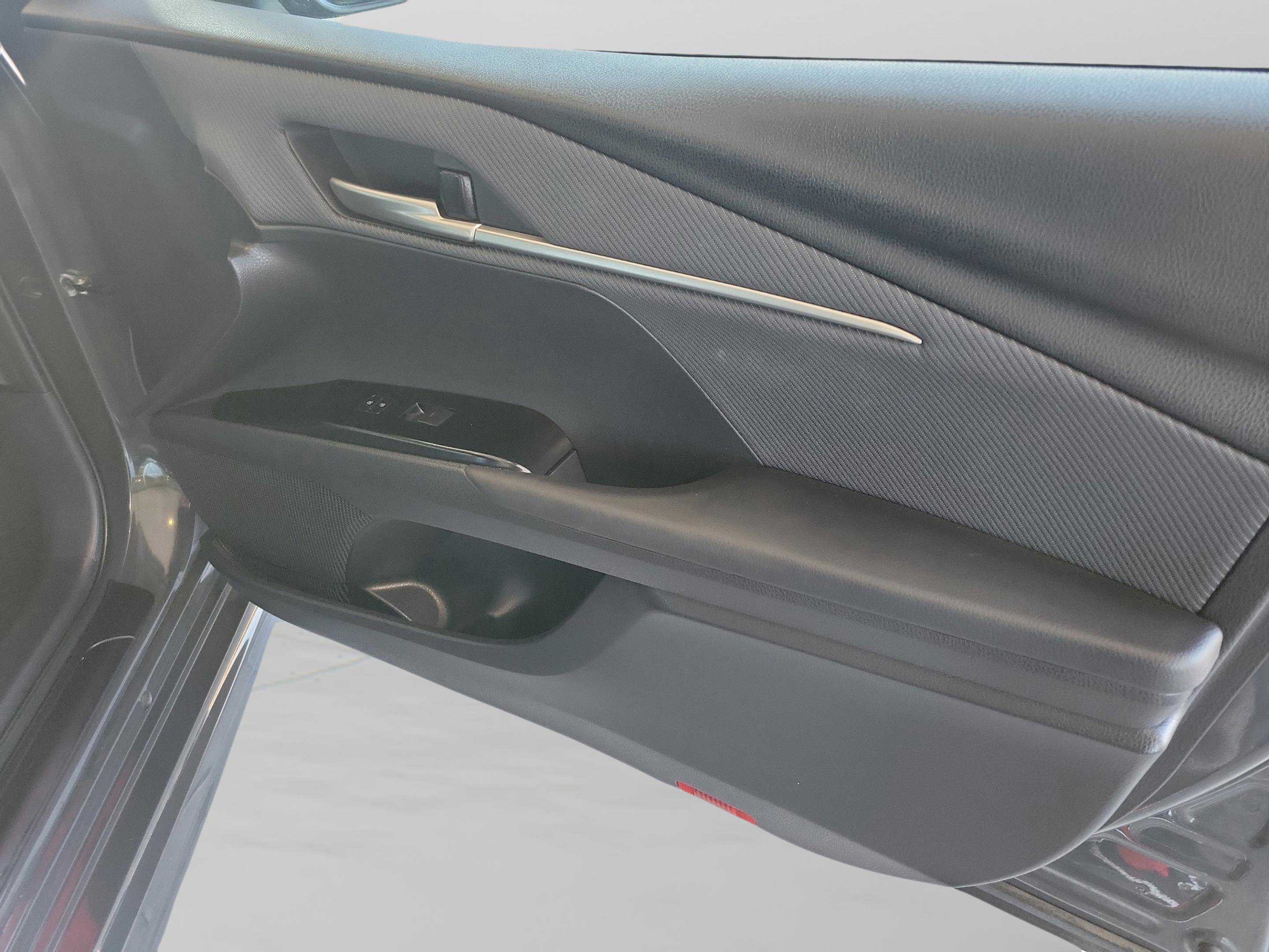 Used 2025 Toyota Camry SE image 34