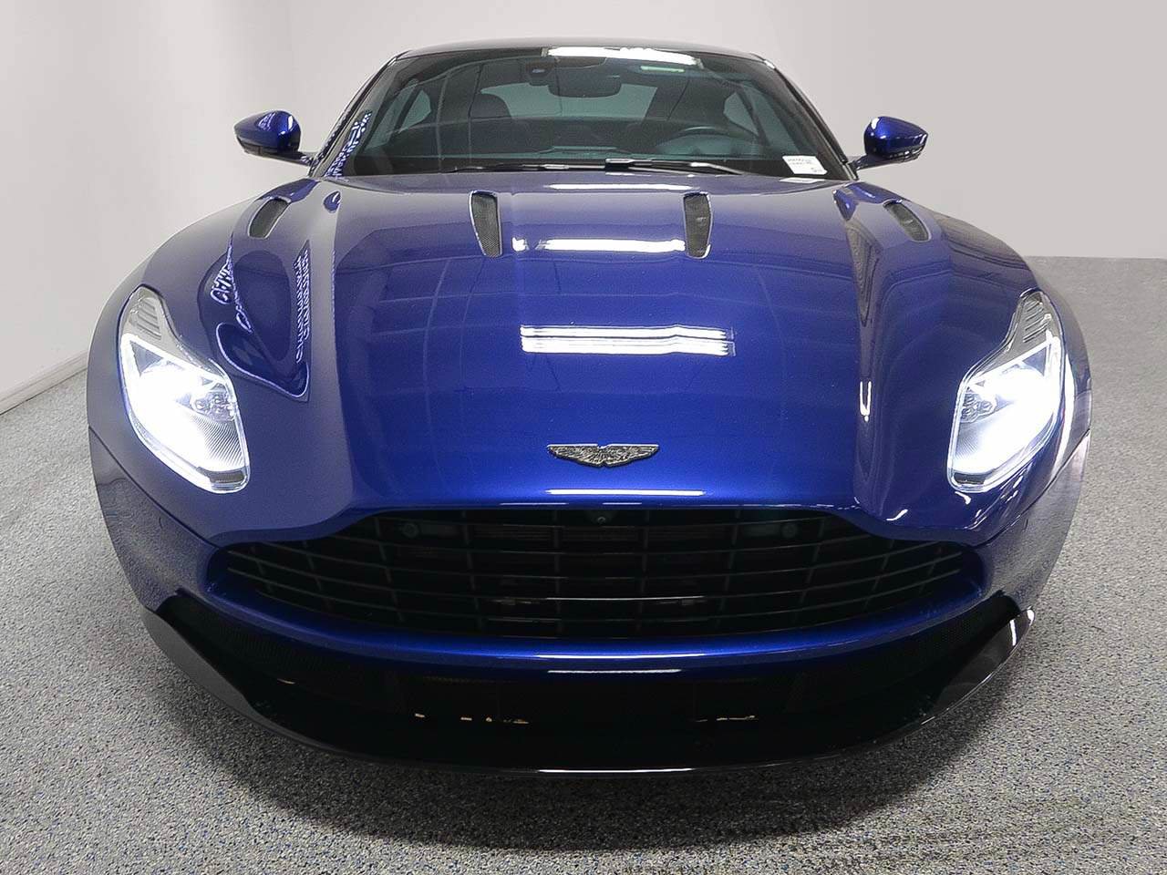 Used 2018 Aston Martin DB11 V12 RWD image 2