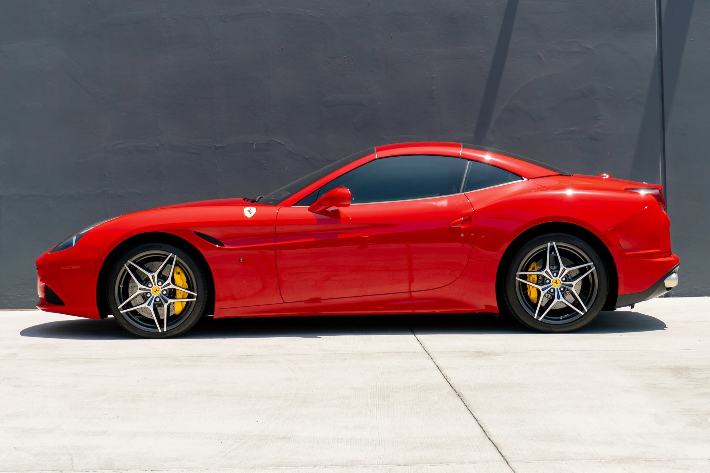 Used 2016 Ferrari California T RWD image 2