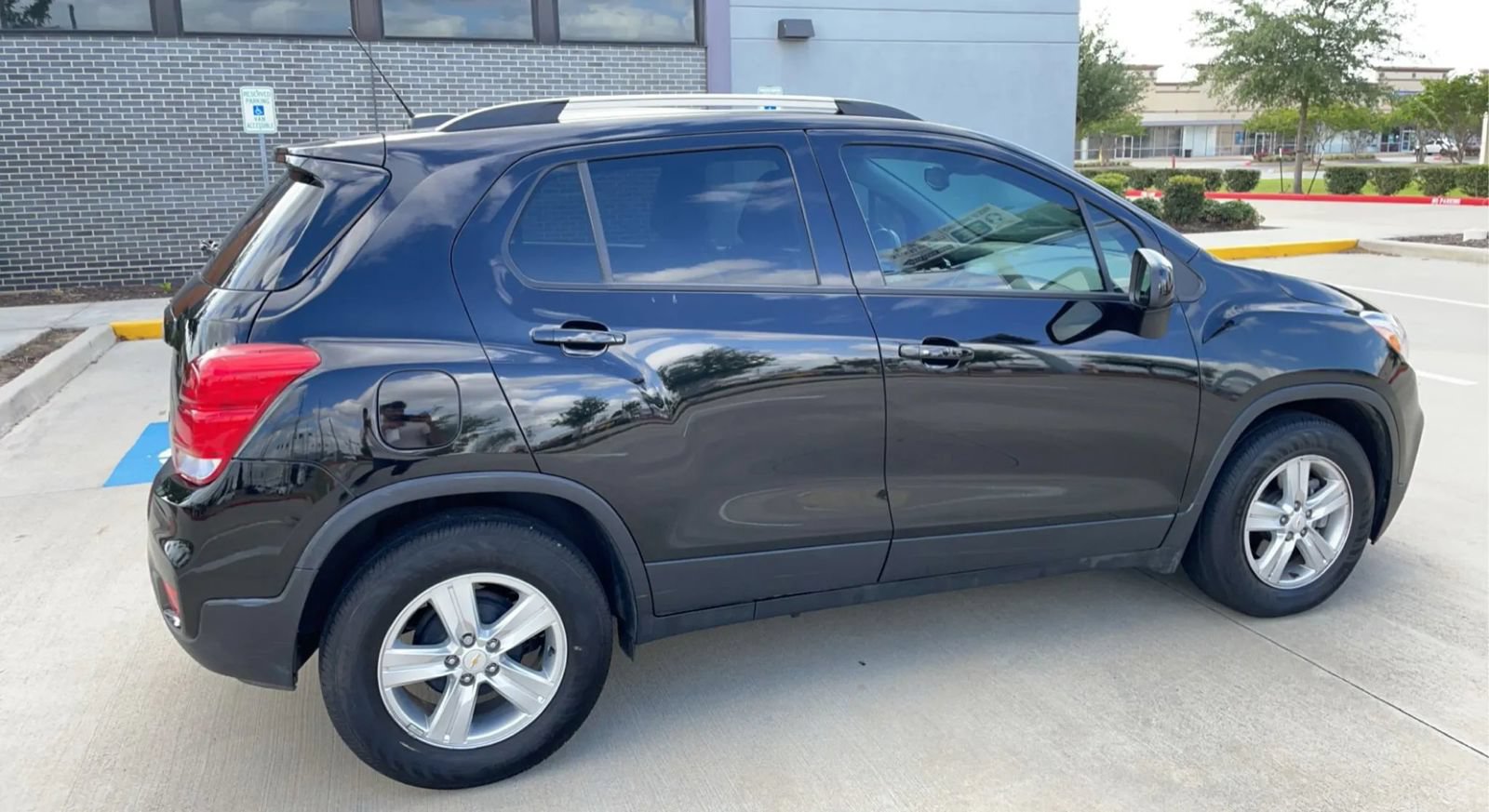 Used 2021 Chevrolet Trax LT w/ LT Convenience Package FWD image 23