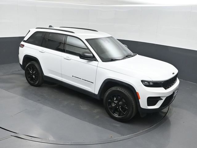 Used 2025 Jeep Grand Cherokee Altitude AWD/4WD image 28