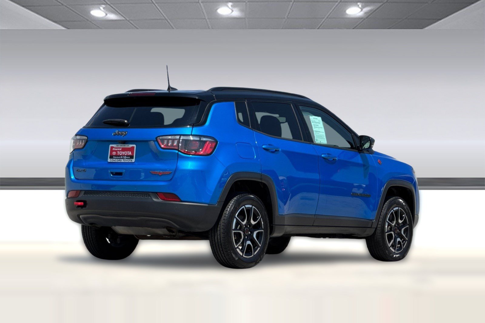 Used 2025 Jeep Compass Trailhawk AWD/4WD image 9